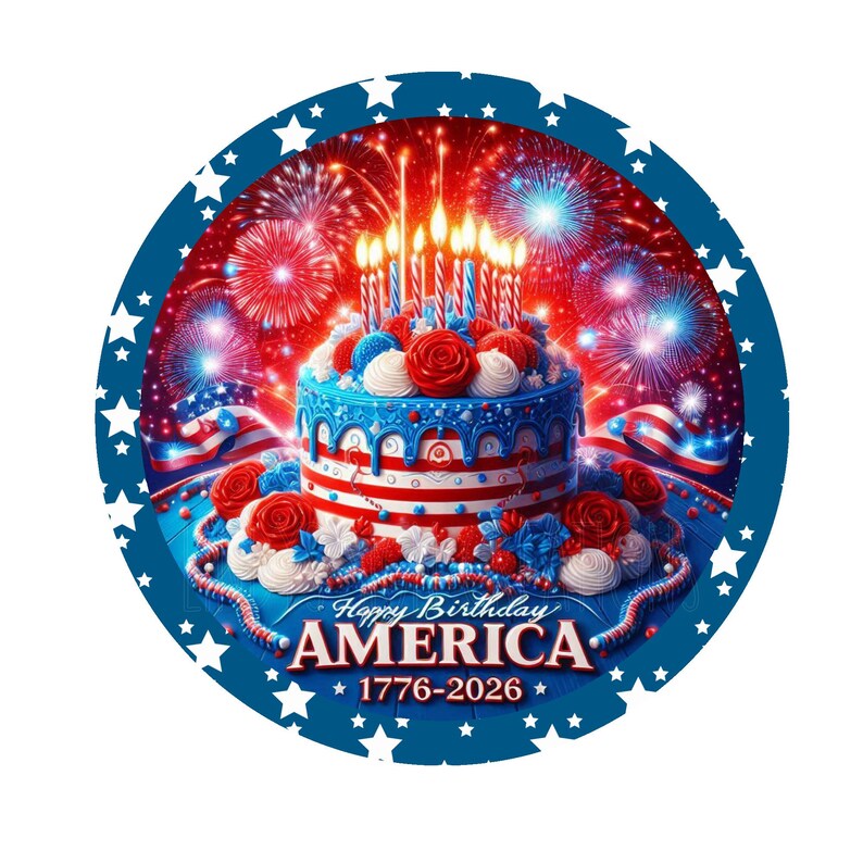 Puede incluir: Gr&aacute;fico redondo con borde azul y estrellas blancas. La imagen presenta un pastel festivo decorado con glaseado rojo, blanco y azul, velas y rosas. Fuegos artificiales y banderas americanas en el fondo. El texto dice "Happy Birthday AMERICA 1776-2026."
