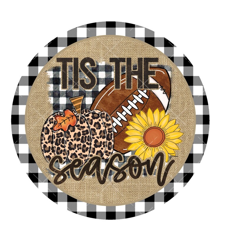Puede incluir: Un letrero redondo de textura de arpillera con un borde a cuadros blanco y negro. El letrero presenta el texto "Tis the season" con un bal&oacute;n de f&uacute;tbol, un girasol y una calabaza de estampado de leopardo.