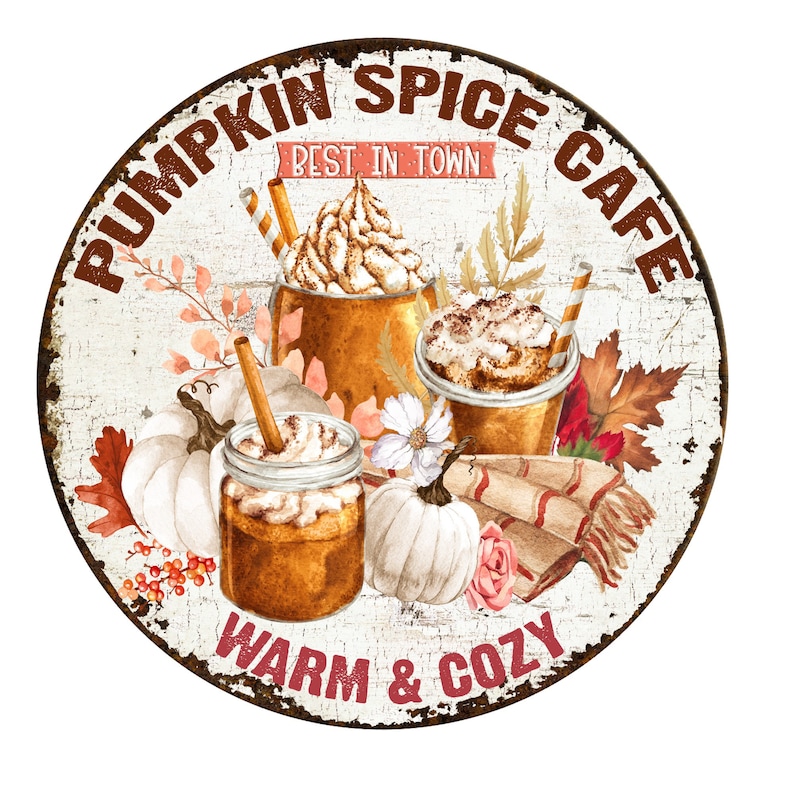 K&ouml;nnte beinhalten: Ein rundes Metallschild mit wei&szlig;em Hintergrund und braunen, abgenutzten R&auml;ndern. Das Schild zeigt ein rustikales Design mit dem Text "Pumpkin Spice Cafe" in braunen Buchstaben. Der Text "Best in Town" ist auf einem roten Banner geschrieben. Das Schild zeigt auch eine Aquarell-Illustration von drei Pumpkin Spice Lattes mit Schlagsahne und Zimt, umgeben von Herbstbl&auml;ttern, K&uuml;rbissen und Blumen. Der Text "Warm & Cozy" ist in braunen Buchstaben am unteren Rand des Schildes geschrieben.