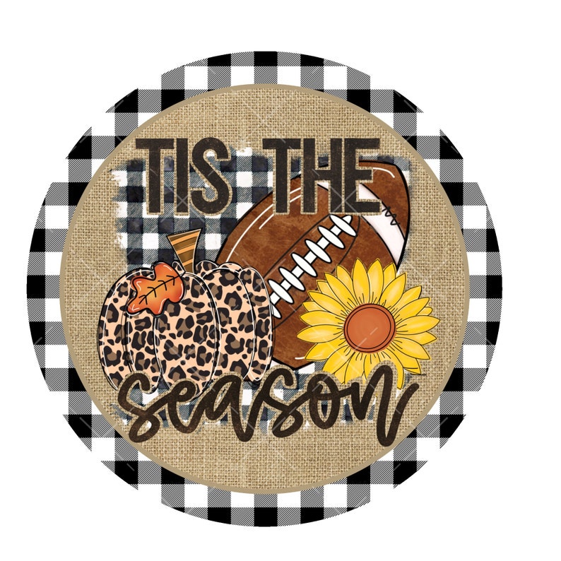 Puede incluir: Un letrero redondo de textura de arpillera con un borde a cuadros blanco y negro. El letrero presenta el texto "Tis the season" con un bal&oacute;n de f&uacute;tbol, un girasol y una calabaza de estampado de leopardo.