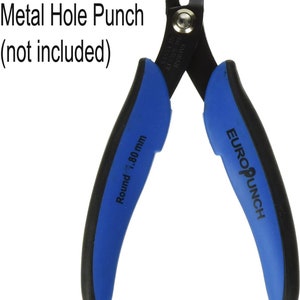 K&ouml;nnte beinhalten: Blau-schwarzer Hand-Locher mit rundem Lochkopf. Der Locher ist mit "Round 1.80 mm" und "EURO PUNCH" beschriftet.