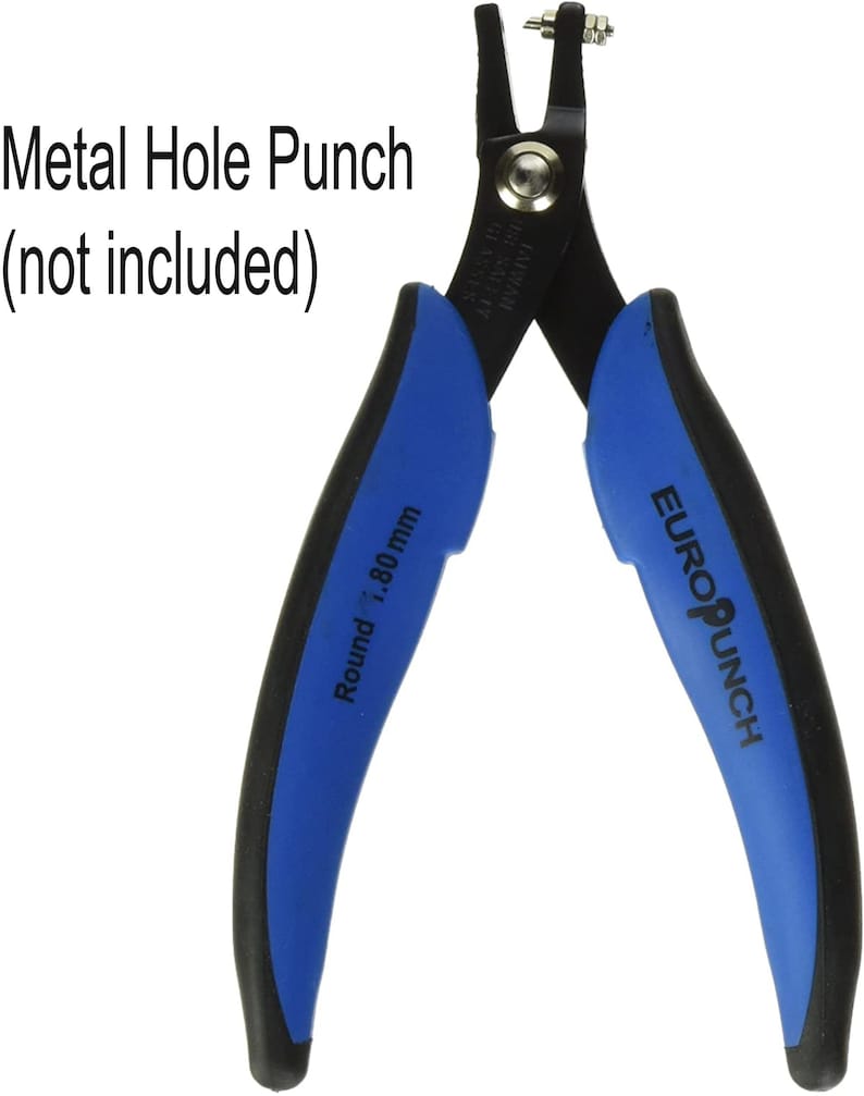 K&ouml;nnte beinhalten: Blau-schwarzer Hand-Locher mit rundem Lochkopf. Der Locher ist mit "Round 1.80 mm" und "EURO PUNCH" beschriftet.