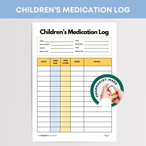 Op de afbeelding: Een witte Kinderen Medicatie Log met een blauwe kop. Het logboek bevat velden voor naam, geboortedatum, medicatie en doseringsinformatie. Een door een apotheker gemaakte sticker staat in de rechter benedenhoek.