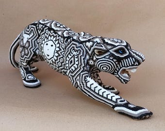 メキシコのウイチョル族のビーズ細工のジャガーの頭、Mayola Villa 作