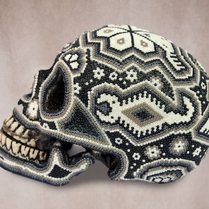 Huichol Art « White Skull » - HUICHOL SKULL - Huichol Handmade skull - Calavera gift - Bead Calavera Art - Native Mexican Skull