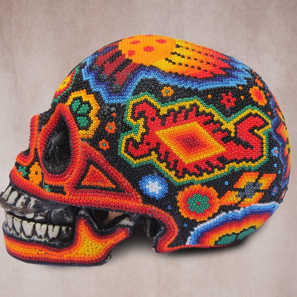 Art Huichol « Calavera » - Crâne coloré - Art mexicain indigène - Crâne Huichol - cadeau calavera - Crâne de serpent de perles -