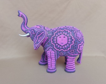 ART ÉLÉPHANT VIOLET | Sculpture d'éléphant | Art de l’éléphant Huichol | Éléphant en fibre de verre | Sculpture unique de perles d’éléphant faites à la main Huichol