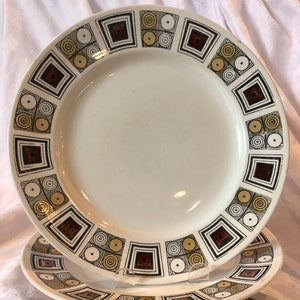 A Vintage Kathie Winkle dinner plate in the Rushstone pattern c1960. Preowned in excellent condition. Crafted by Broadhurst Pottery England.
