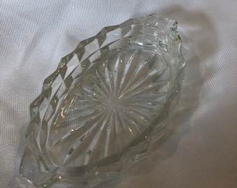 Cenicero vintage de vidrio prensado c 1960 completo con fondo en forma de estrella y lados con corte de diamante, un cenicero de 2 lugares seminuevo sin astillas.