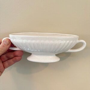 En vintage räfflad mantelvas med dubbelt handtag, designad av Delph Pottery Holland. Den vintage vasen var begagnad och är i utmärkt skick.