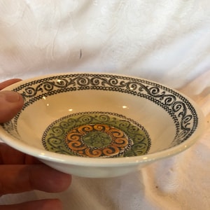 Vintage Kathie Winkle 1960s Agincourt Pattern Cereal Bowl crafted by Broadhurst Pottery England preowned in excellent condition.