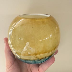 Una esfera, jarrón o cuenco de vidrio soplado a mano vintage de Formano, en color dorado, con múltiples colores cambiantes y un diseño fascinante.