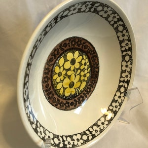 A vintage Kathie Winkle 81/2- inch in diameter Service Bowl c 1960s in the Lemon Grove pattern, preowned in excellent condition.