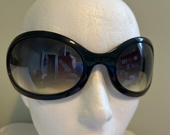 une paire de lunettes de soleil Bug Eye vintage sans fabricant illustré, elles sont robustes, semblent inutilisées, d'occasion utilisées avec parcimonie, style Bug Eye unique.