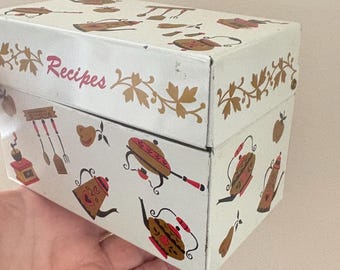 A vintage tin  Recipe card  box by Ohio Art Co. Bryan Made in the USA. Preowned in good display condition covered in various kitchen items.