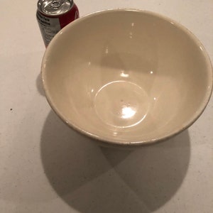 A vintage 1930s bone white 2 quart mixing bowl, well used and preowned a vintage kitchen item.