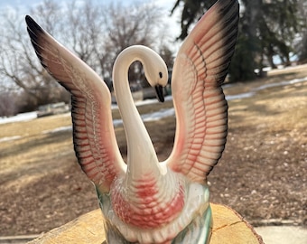 Maceta con forma de cisne de estilo vintage de 1959, fabricada en EE. UU. por Lane & Co. en Van Nuys, California. El magnífico cisne se encuentra en excelentes condiciones para su exhibición.