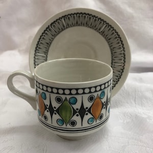 1 modèle de roulette conçu par Kathie Winkle, trio, tasse, soucoupe, assiette latérale vers les années 1960. Occasion, fabriqué en Angleterre par Broadhurst Potteries