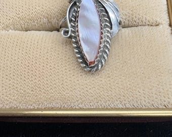 Ein Vintage Navajo 1 Zoll lange längliche Silberring Größe 5 von der Künstlerin mit den Initialen JM signiert. Der Vintage-Ring in sehr gutem Zustand