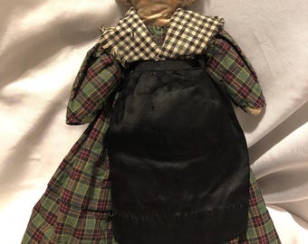 C.1930s Französische bemalte Gesichtspuppe Stoffkörper, gebraucht, Primitiver Stil Puppe in wunderbarer rustikaler Landhaus-Stil-Kleidung, Vintage-Sammlerstück.