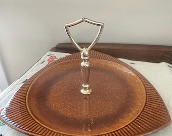 Plato tricornio vintage Sunburst of Canada con asa dorada para servir pasteles con facilidad, de segunda mano en excelente estado de conservación.