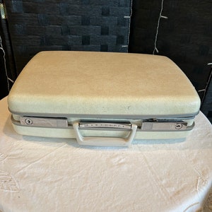 Een vintage Samsonite toilettasje met harde zijkanten, babyblauwe binnenkant, slotsleutel inbegrepen, gemaakt in Canada in redelijke staat. Jaren 60.