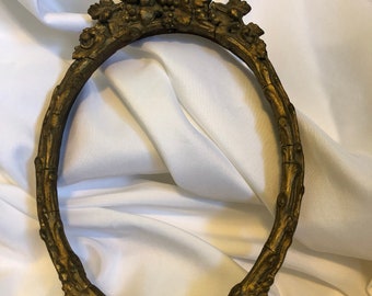 A Beautiful Victorian Oval Picture Frame of excellent quality in workmanship in original gold finish Preowned C. 1890s a rare find