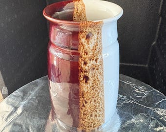 Un jarrón de cerámica artística de mediados de siglo del estudio Poole Pottery Devon England. La base muestra marcas incisas bajo el esmalte; se trata de un diseño de esmalte dividido.