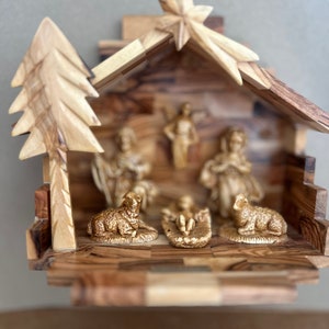A vintage Crèche , preowned, c1990 in excellent condition the stable is all wood the figures a painted &Varnished resin, clean sturdy item.