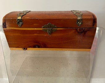 A USA Vintage Miniature Cedar Chest distributed by Lincoln Silver Dollar Inn of Montana, a souvenir box, Preowned in excellent condition.