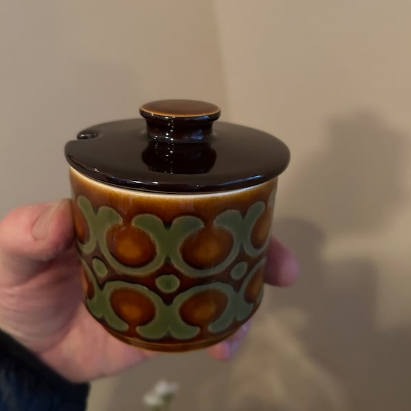 A vintage Hornsea pottery England Covered Sugar Bowl in the Brontë pattern 1975. Preowned and in excellent condition.