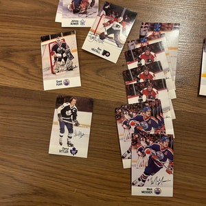 Hockeykaarten uit de Esso NHL All Star Collection spelers uit de jaren 60 tot 80. De kaarten hebben een gelijmde achterkant om aan een album te bevestigen.