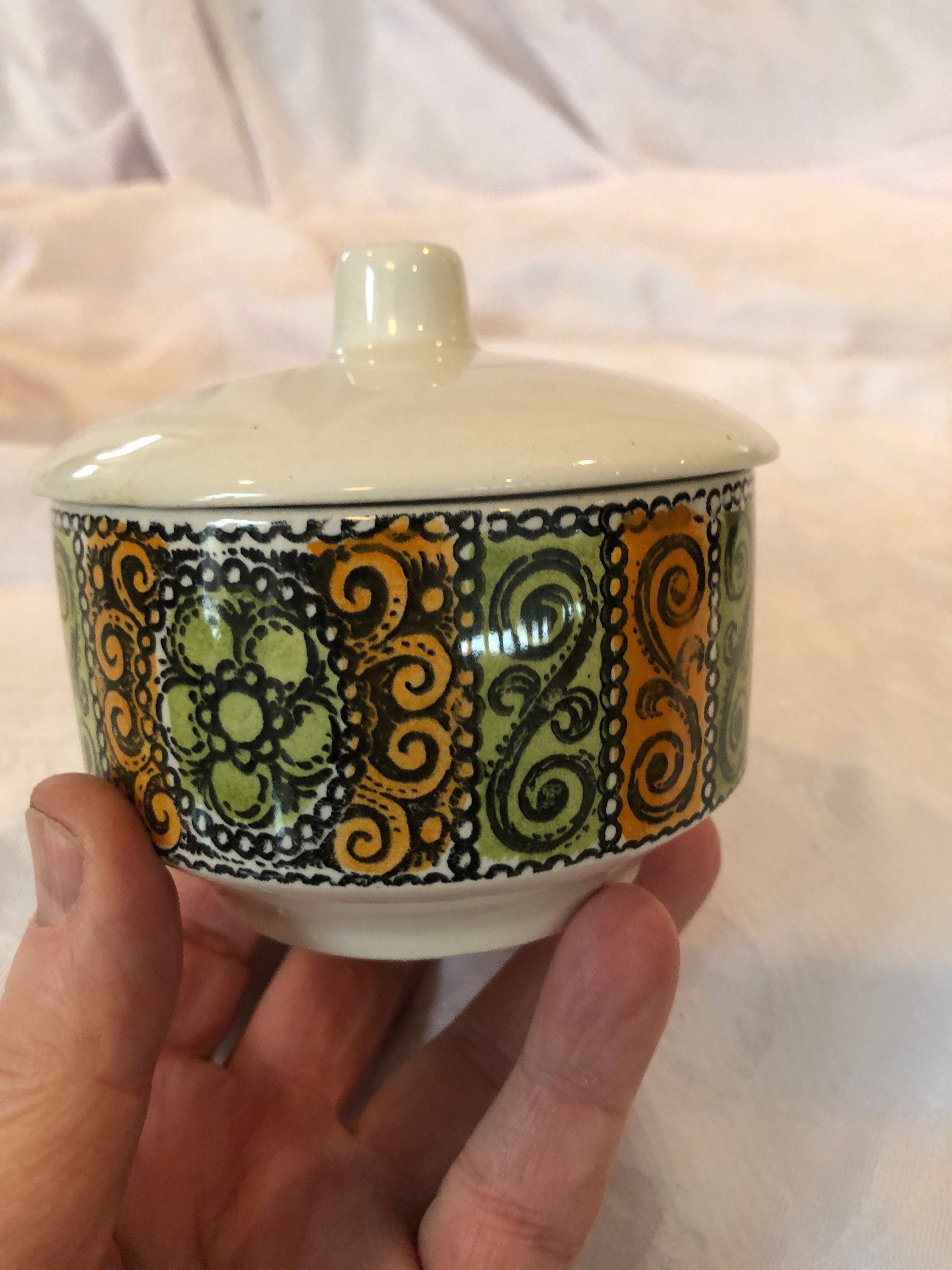 C 1960 Broadhurst pottery England. Vintage Kathie Winkle Autumn Glen  pattern covered sugar bowl preowned in good condition