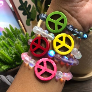 Rainbow Gemstone Peace Sign Bracelet - Pulsera de cuentas - Pulsera de moda.