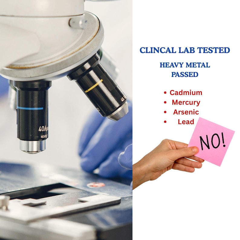 Pu&ograve; includere: Un microscopio con un post-it rosa che dice "NO!" La nota &egrave; tenuta da una mano. Il testo sulla nota dice "CLINCAL LAB TESTED HEAVY METAL PASSED &bull; Cadmium &bull; Mercury &bull; Arsenic &bull; Lead"