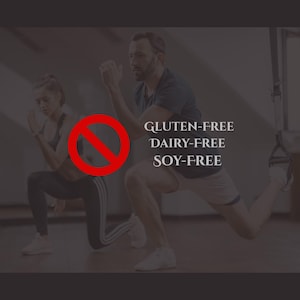 Op de afbeelding: Afbeelding van twee mensen die in een sportschool trainen. Een rood verbodsteken staat over de afbeelding. Tekst aan de rechterkant luidt: GLUTENVRIJ, ZUIVELVRIJ, SOJAVRIJ.