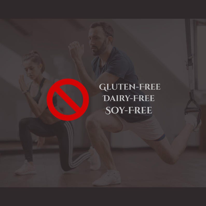Op de afbeelding: Afbeelding van twee mensen die in een sportschool trainen. Een rood verbodsteken staat over de afbeelding. Tekst aan de rechterkant luidt: GLUTENVRIJ, ZUIVELVRIJ, SOJAVRIJ.