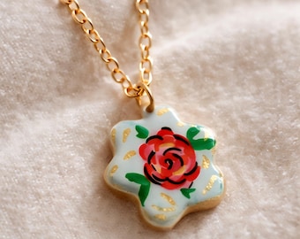 Handbemalter Rosen Anhänger – Ton Blumen Anhänger mit Gold Detail, Cottagecore Taschenanhänger