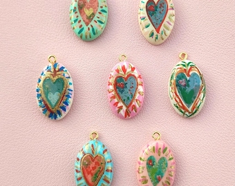Sacred Heart Charm Anhänger | Folk Art Tonschmuck, Goldakzente