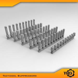 Può includere: Una collezione di silenziatori grigi, ognuno con un design unico, disposti in file. L'immagine presenta il testo "TACTICOOL SUPPRESSORS" in basso, con un logo nell'angolo. I silenziatori sono cilindrici e hanno vari motivi.