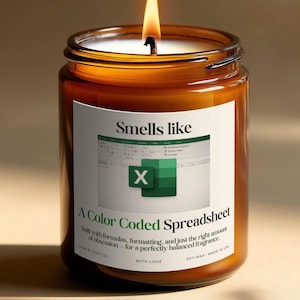 Peut inclure: Une bougie allumée dans un pot en verre. L'étiquette indique "Smells like A Color Coded Spreadsheet" avec une image de feuille de calcul Excel et la lettre "X". La bougie a un pot en verre brun et une étiquette blanche.