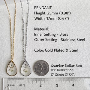 Pu&ograve; includere: Due delicate collane con ciondoli a forma di lacrima che presentano fiori pressati. I ciondoli misurano 25 mm di altezza e 17 mm di larghezza. Le collane sono realizzate in ottone e acciaio inossidabile. La collana dorata &egrave; placcata oro. La collana argentata &egrave; realizzata in acciaio inossidabile. Una moneta da un quarto di dollaro &egrave; mostrata come riferimento per le dimensioni.