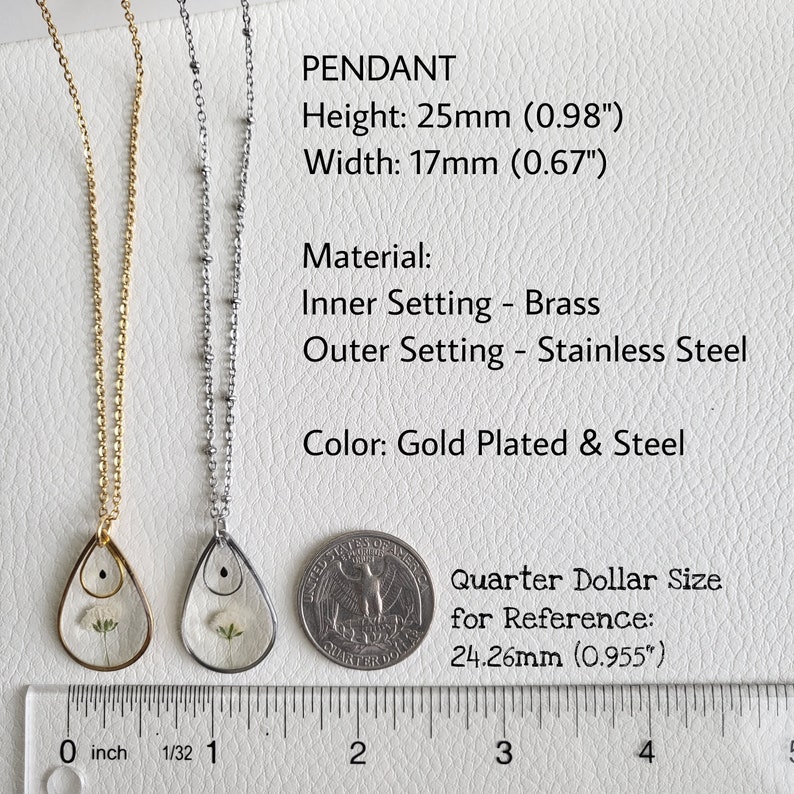 Pu&ograve; includere: Due delicate collane con ciondoli a forma di lacrima che presentano fiori pressati. I ciondoli misurano 25 mm di altezza e 17 mm di larghezza. Le collane sono realizzate in ottone e acciaio inossidabile. La collana dorata &egrave; placcata oro. La collana argentata &egrave; realizzata in acciaio inossidabile. Una moneta da un quarto di dollaro &egrave; mostrata come riferimento per le dimensioni.