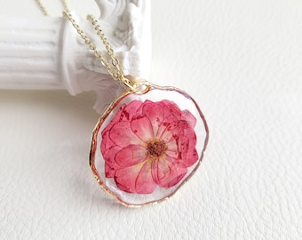 Geperste ketting van hars met rode roos, bloemensieraden