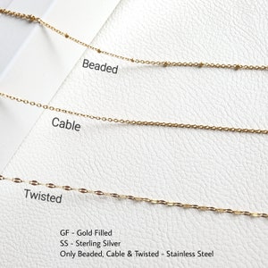Pu&ograve; includere: Tre catene d'oro su uno sfondo bianco. Le catene sono etichettate "Beaded", "Cable" e "Twisted". &Egrave; anche visibile il testo "GF - Gold Filled", "SS - Sterling Silver" e "Only Beaded, Cable & Twisted - Stainless Steel".
