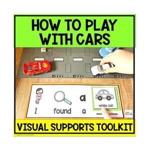 以下が含まれることがあります： 子供たちに車遊びを教えるための視覚支援ツールキット。キットには、虫眼鏡、文字「a」、白い車の絵が描かれたカードが含まれています。絵の下には「白い車を見つけました」という文章が書かれています。