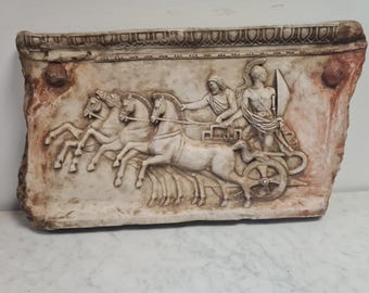 Placa de mármore em relevo italiana vintage representando soldados romanos em uma carruagem.