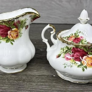 Royal Albert Old Country Roses-Vintage Lidded Sugar Bowl With Handles-Milk Cream jug-Bone china-Floral design-Red roses