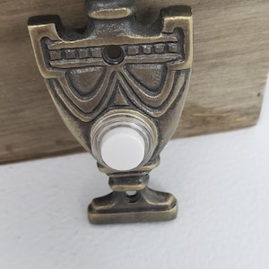 Antieke koperen deurbel met drukknop