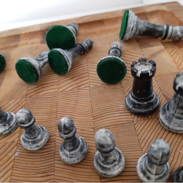 Antique Plastic CHESSMEN .. GALLANT KNIGHT Co.